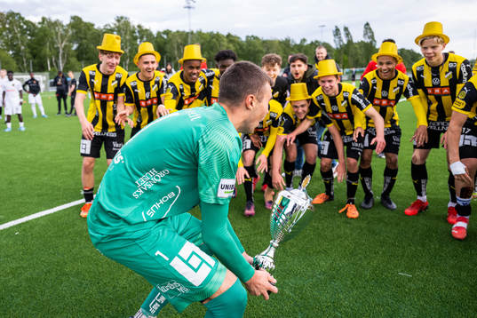 Häckens målvakt Sebastian Banozic jublar med pokalen