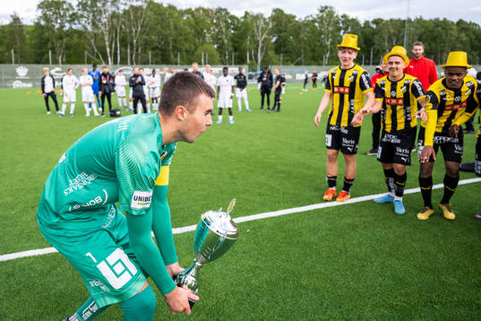 Häckens målvakt Sebastian Banozic jublar med pokalen
