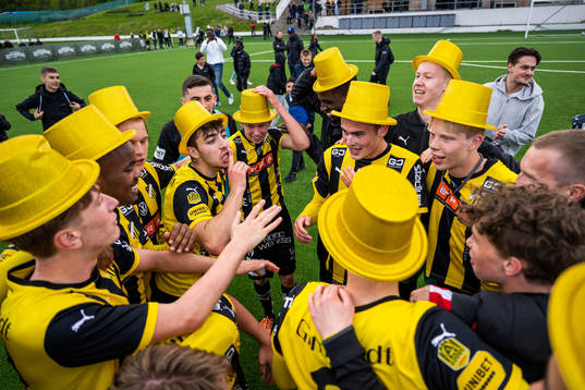 Häckens spelare jublar