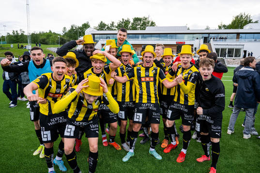 Häckens spelare jublar