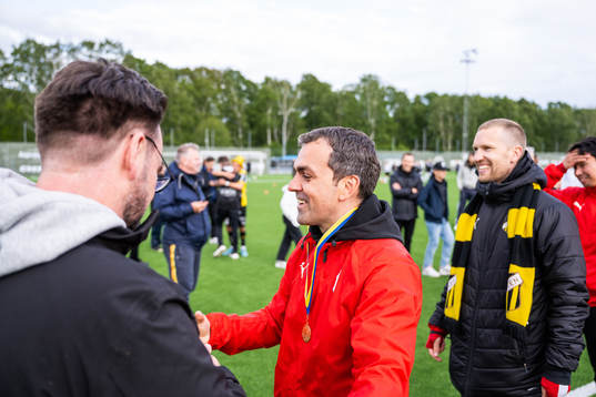 Häckens tränare Hristijan Cvetkovski med guldmedaljen