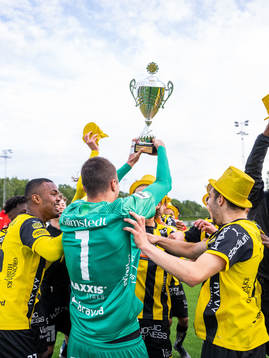 Häckens spelare jublar med pokalen
