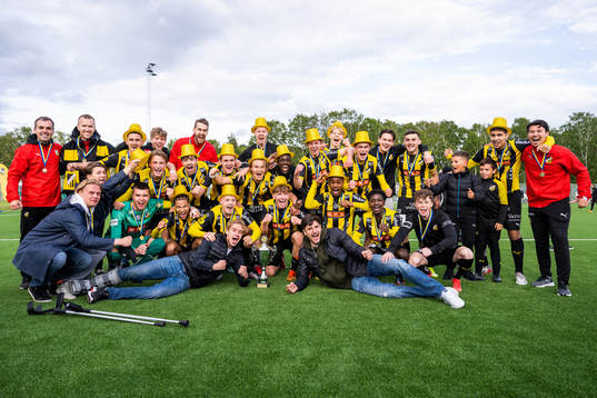 Häckens spelare jublar med pokalen