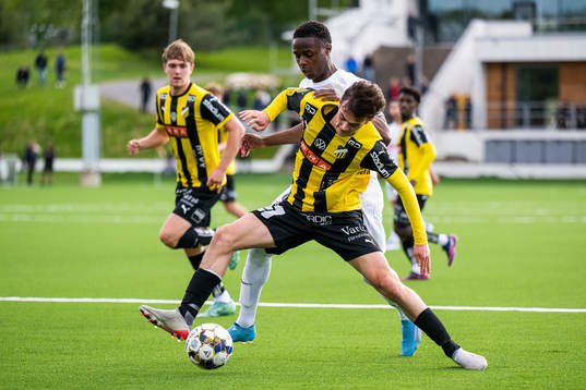 Brommapojkarnas Richie Omorowa och Häckens Max Gummesson