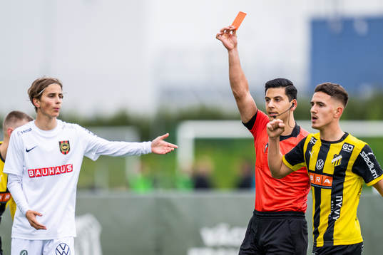Domare Soroush Mahmoudi ger rött kort till Brommapojkarnas