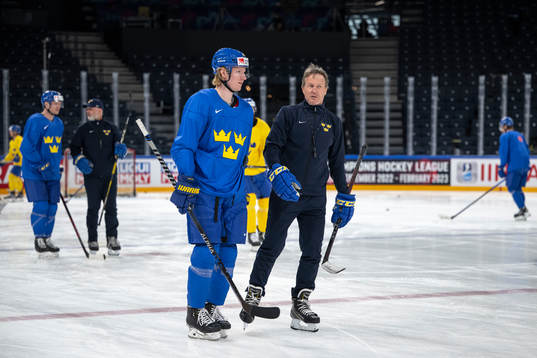 Rasmus Dahlin and head coach Johan Garpenlöv of Sweden at