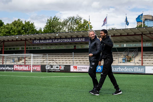 Häckens målvakt Jacqueline Burns och Aisha Masaka