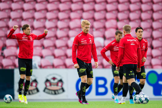 Sivert Heltne Nilsen of Brann warms up