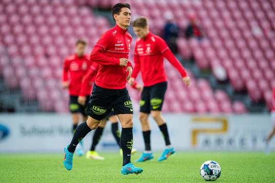 Svenn Crone of Brann warms up