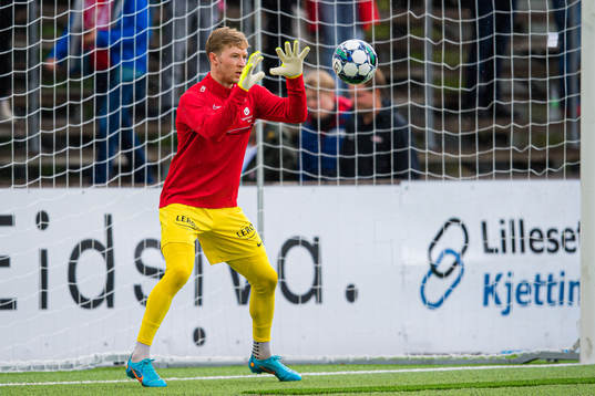 Mathias Lønne Dyngeland of Brann warms up
