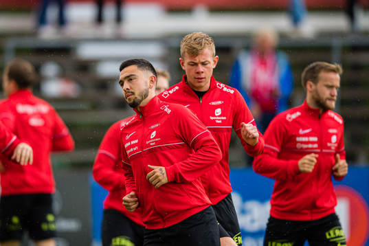 Niklas Fernando Nygaard Castro of Brann warms up