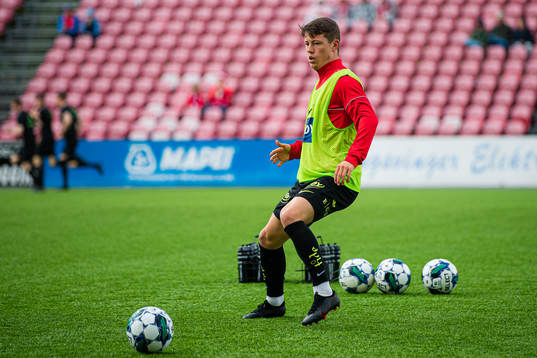 Mathias Knutsen Rasmussen of Brann warms up