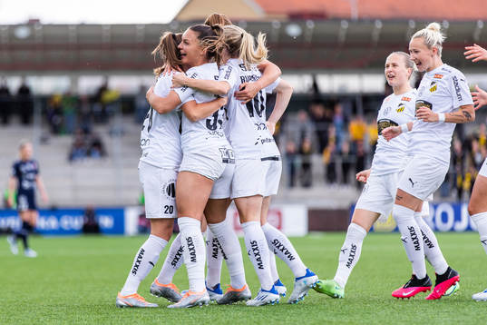 Häckens Johanna Ryttning Kaneryd jublar med lagkamrater