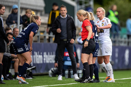Häckens Josefine Rybrink och Rosengårds Olivia Schough i