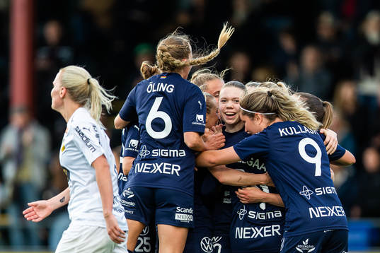 Rosengårds Bea Sprung jublar med lagkamrater