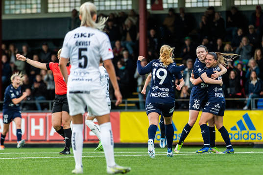 Rosengårds Bea Sprung jublar med lagkamrater