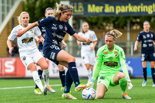 Rosengårds Loreta Kullashi och Häckens målvakt Jennifer