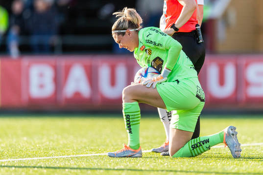 Häckens målvakt Jennifer Falk har ont