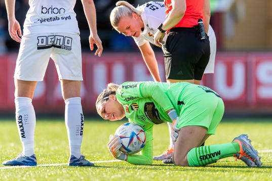 Häckens målvakt Jennifer Falk har ont
