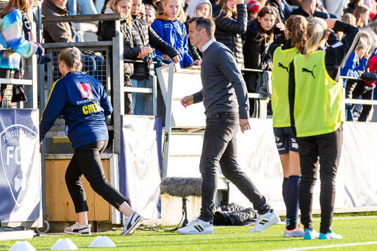 Häckens tränare Robert Vilahamn får rött kort och visas