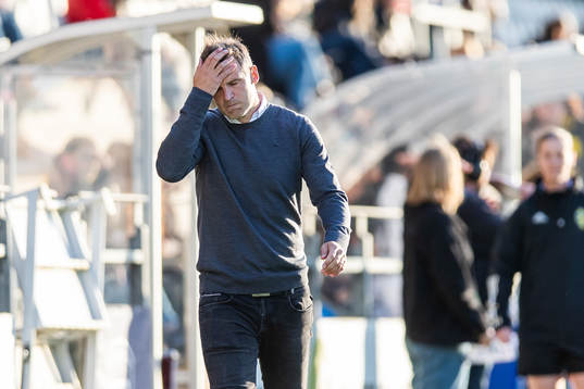 Häckens tränare Robert Vilahamn deppar