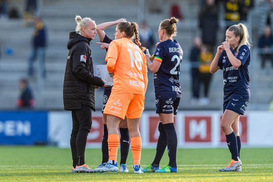 Rosengårds Caroline Seger pratar med målvakt Teagan Micah