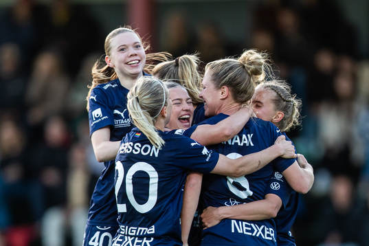 Rosengårds Stefanie Sanders jublar med lagkamrater
