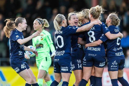 Rosengårds Stefanie Sanders jublar med lagkamrater