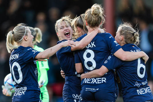 Rosengårds Stefanie Sanders jublar med lagkamrater