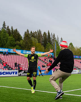 Bård Finne of Brann celebrates