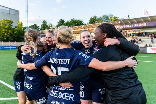 Rosengårds Bea Sprung jublar med lagkamrater