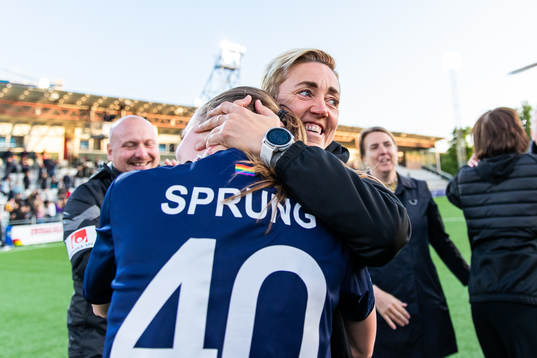 Rosengårds Bea Sprung och sportchef Therese Sjögran jublar