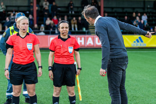 Häckens tränare Robert Vilahamn reagerar mot domare Sara