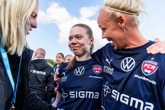 Rosengårds Bea Sprung och Caroline Seger jublar