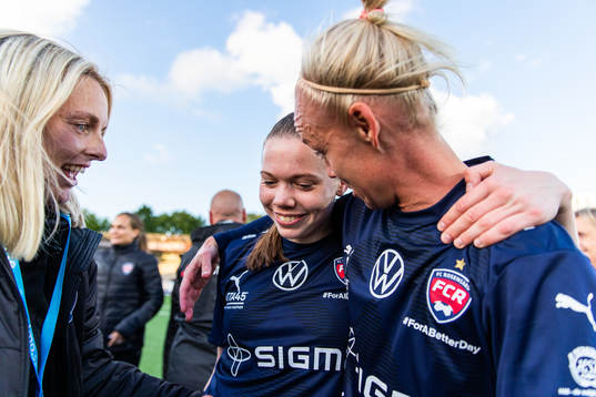 Rosengårds Bea Sprung och Caroline Seger jublar