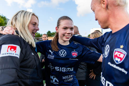 Rosengårds Bea Sprung och Caroline Seger jublar