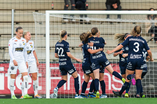 Rosengårds Bea Sprung jublar med lagkamrater