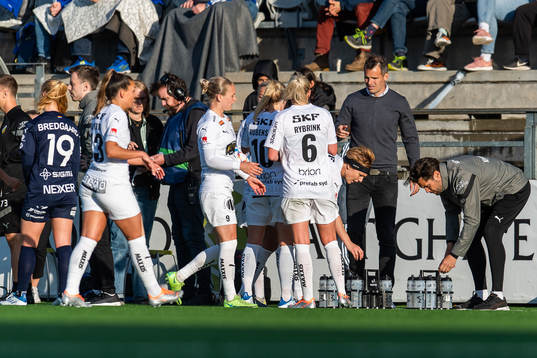 Häckens tränare Robert Vilahamn instruerar spelare