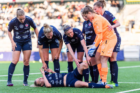 Rosengårds Charlotte Grant ligger och har ont
