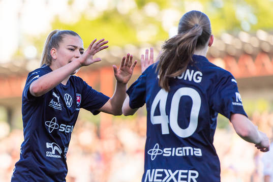 Rosengårds Charlotte Grant och Bea Sprung jublar