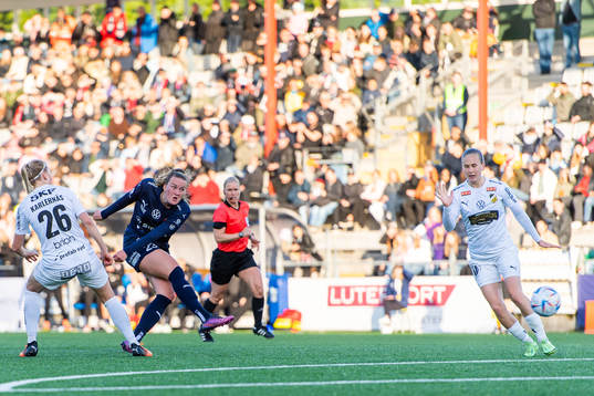 Rosengårds Stefanie Sanders skjuter