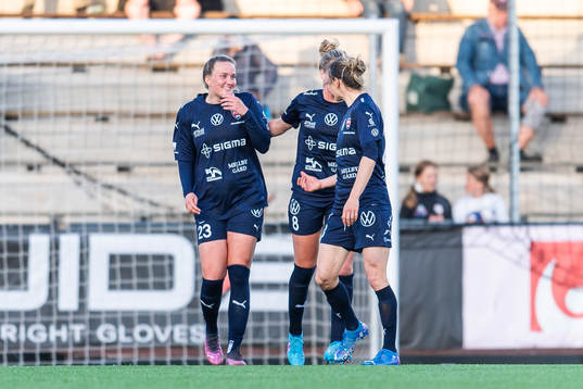 Rosengårds Stefanie Sanders jublar med lagkamrater