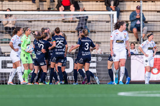Rosengårds Stefanie Sanders jublar med lagkamrater