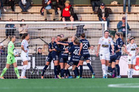 Rosengårds Stefanie Sanders jublar med lagkamrater