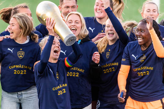 Rosengårds Caroline Seger jublar med pokalen