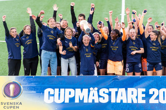 Rosengårds Caroline Seger och lagkamrater jublar med