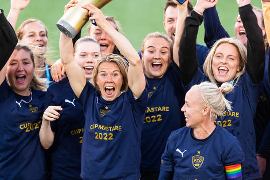 Rosengårds Jessica Wik jublar med pokalen