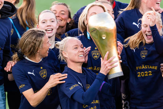 Rosengårds Caroline Seger jublar med pokalen