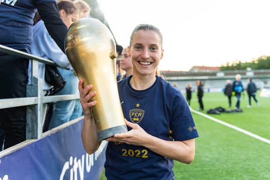 Rosengårds Jelena Cankovic med pokalen