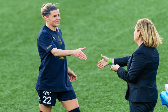 Rosengårds Olivia Schough tar emot medalj från EFDs